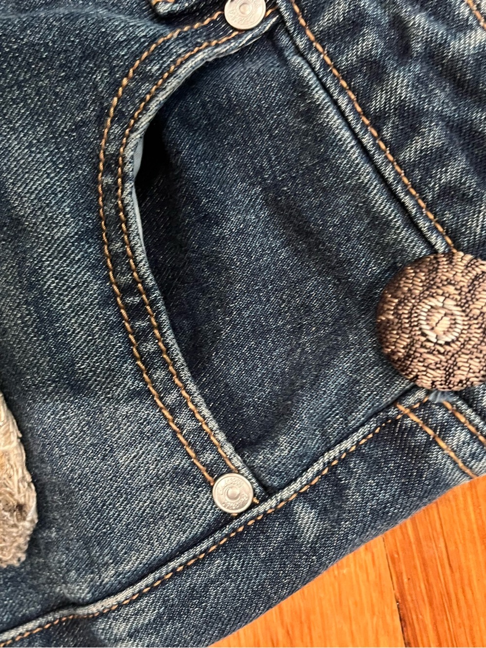 Cali 1850 Wide-Leg Jeans with Denim Leopard Heart Appliqués. - Picture 5 of 5
